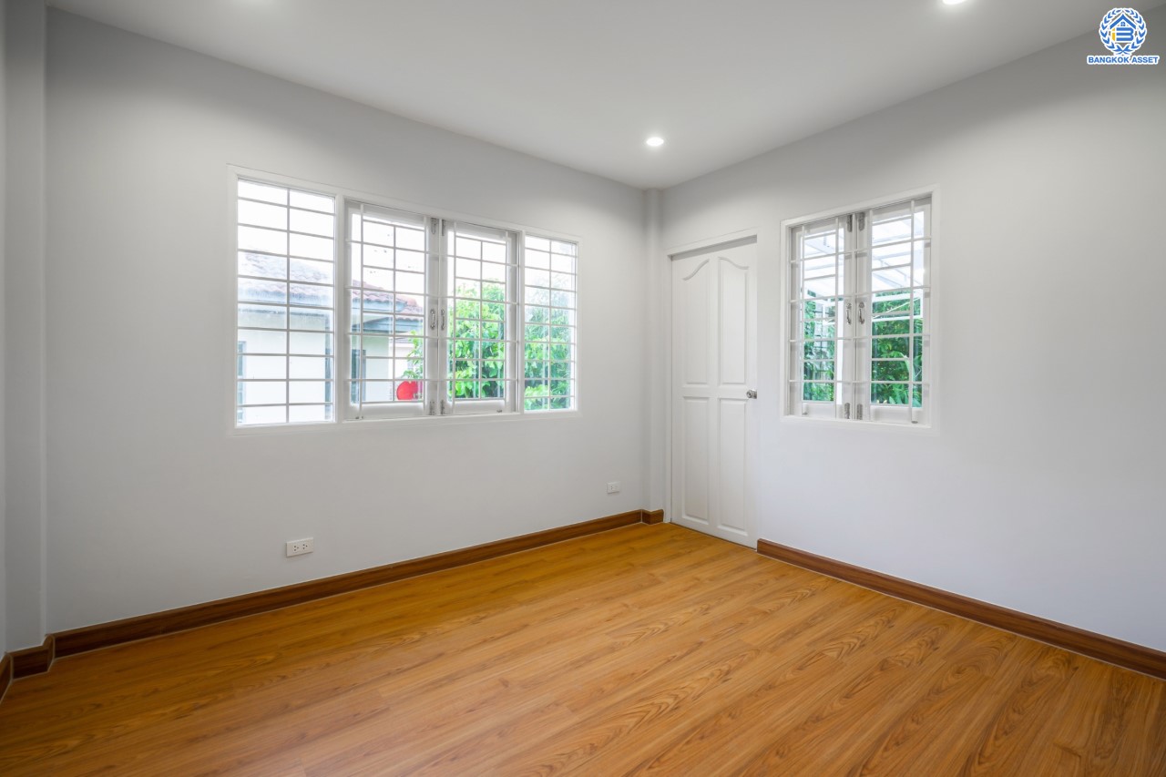 บ้านมือสองตกแต่งใหม่ ม.ชัยพฤกษ์ บางบัวทอง บ้านเดี่ยวแบรนด์ LH เนื้อที่ 79.7 ตร.ว. ฟังก์ชัน 3 ห้องนอน 3 ห้องน้ำ 1 ห้องแม่บ้าน จอดรถ 2 คัน พร้อม Facilities ครบครัน บนทำเลเดินทางสะดวก ติดถนนบางกรวย-ไทรน้อย ใกล้เซ็นทรัลเวสต์เกต และรถไฟฟ้าสายสีม่วง "สถานีบางพลู"